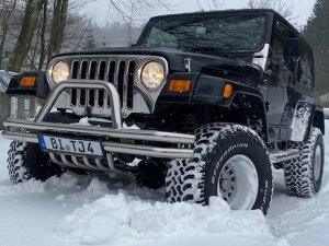 Jeep im Schnee.jpg
