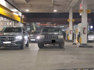 Jeep an Tankstelle.jpg